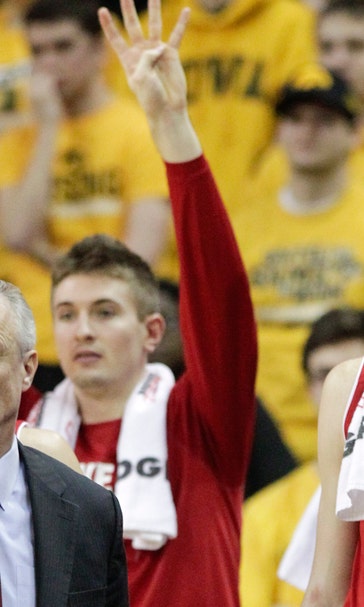 Big Ten leader Wisconsin finishes strong, eases past host Iowa